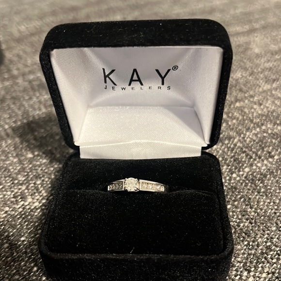 14 Karat white gold ring